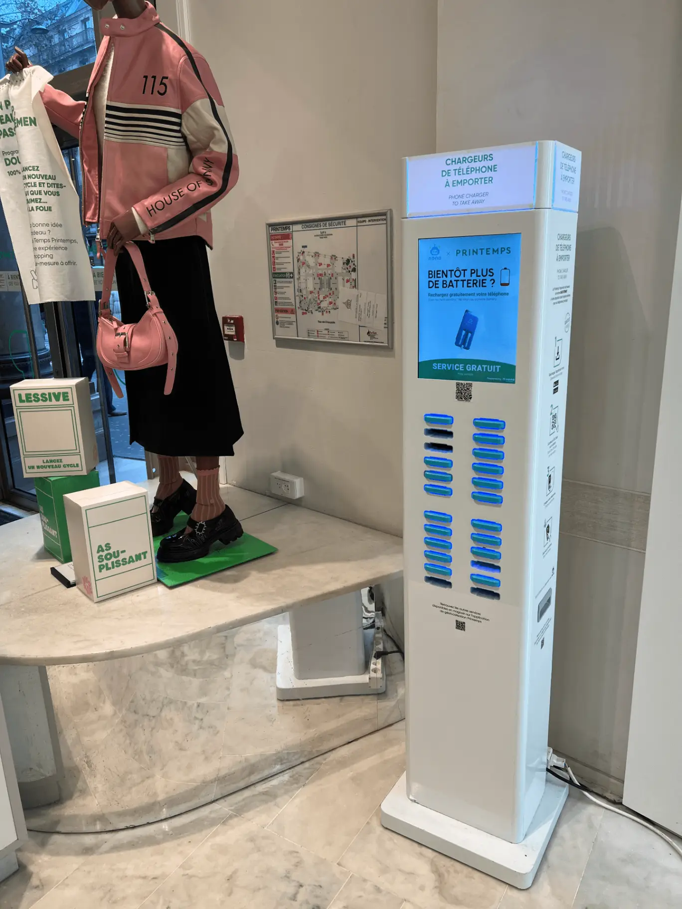 Borne B24 avec ‚cran digital au Printemps Haussmann Paris - powerbank marketing interactif