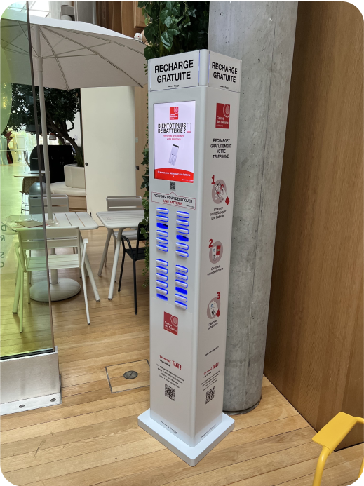Borne de recharge Nono avec écran publicitaire - solution marketing retail