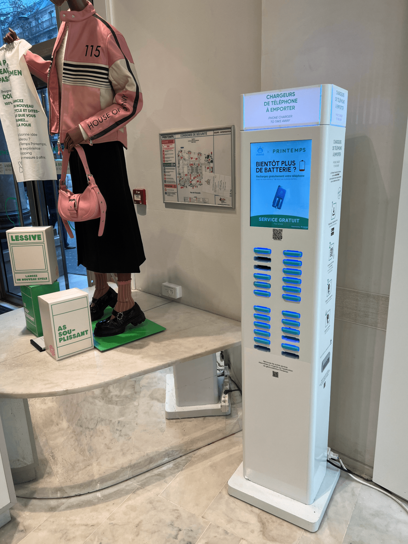 Borne B24 avec écran digital au Printemps Haussmann Paris - powerbank marketing interactif